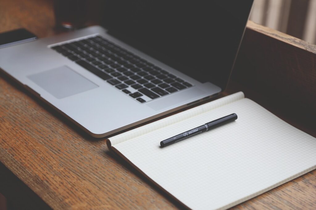 Una scrivania preparata per un colloquio online